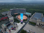 户外文旅行业新标杆!艾比森 2076㎡,66米四面立式巨幕落地无锡飞马水城